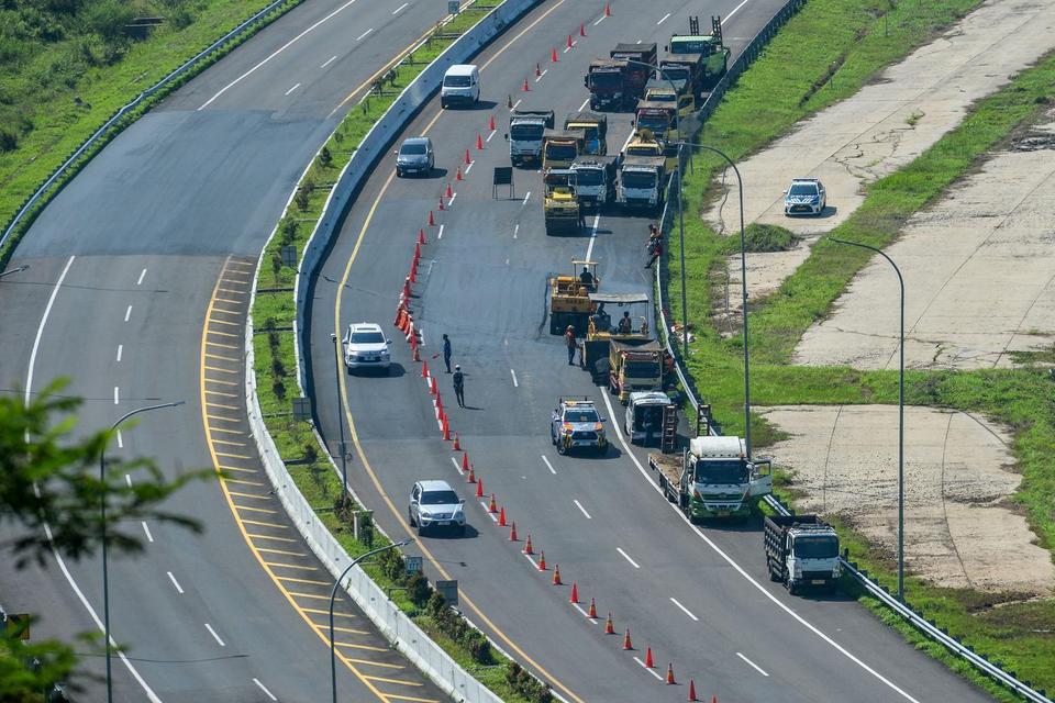 Pekerja menggunakan alat berat memperbaiki jalan tol yang terdampak pergerakan tanah di Jalan Tol Cisumdawu KM 177 di Kabupaten Sumedang, Jawa Barat, Jumat (30/5/2025). Kepala Pelaksana Badan Penanggulangan Bencana Daerah (BPBD) Kabupaten Sumedang Atang S