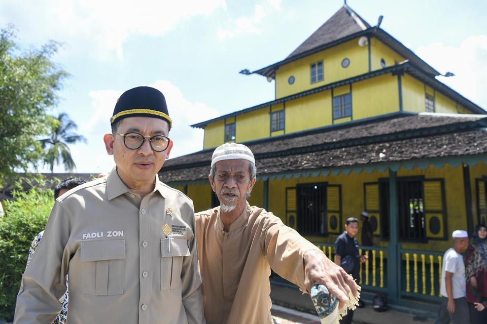 Menteri Kebudayaan Fadli Zon (kiri) berbincang dengan warga saat mengunjungi Masjid Shiratal Mustaqiem di Samarinda, Kalimantan Timur, Jumat (30/5/2025). Dalam kunjungannya di masjid cagar budaya yang berdiri pada tahun 1881 tersebut Fadli Zon juga melaks