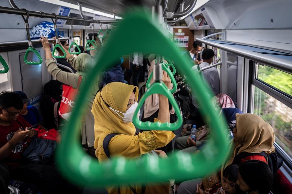 Penumpang berdiri di dalam kereta rel listrik (KRL) baru seri Commuter Line Indonesia (CLI)-125 jurusan Jakarta-Bogor saat pengoperasian perdana di Jakarta, Minggu (1/6/2025). Kereta Api Indonesia (KAI) Commuter resmi mengoperasikan tiga rangkaian atau Tr