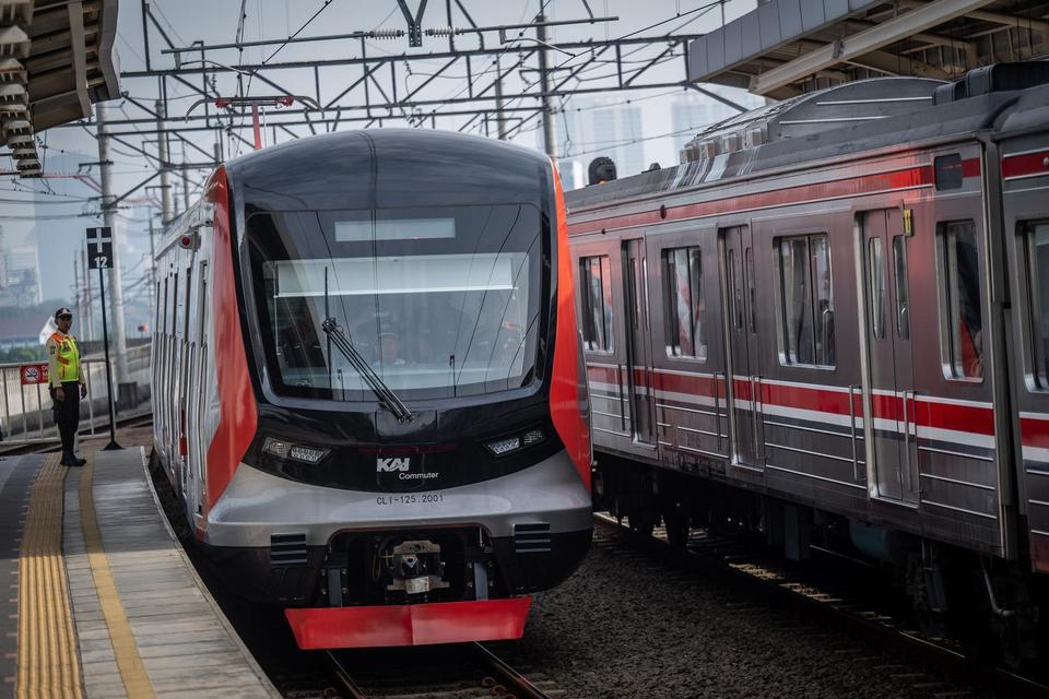 Rangkaian kereta rel listrik (KRL) baru seri Commuter Line Indonesia (CLI)-125 memasuki peron saat pengoperasian perdana di Stasiun Manggarai, Jakarta, Minggu (1/6/2025). Kereta Api Indonesia (KAI) Commuter resmi mengoperasikan tiga rangkaian atau Train S