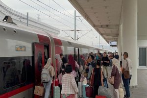 Penumpang mengantre masuk kereta Whoosh