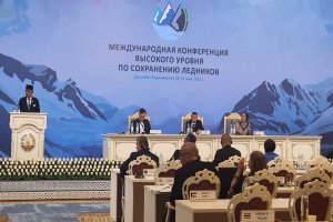Wamenlu Arrmanatha Nasir di konferensi pelestarian Gletser di Tajikistan