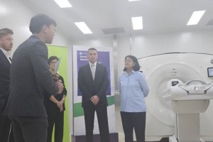 Direktur Jenderal Farmasi dan Alat Kesehatan Kemenkes Lucia Rizka Andalusia 