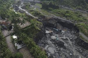 Tambang pasir di kaki Gunung Galunggung