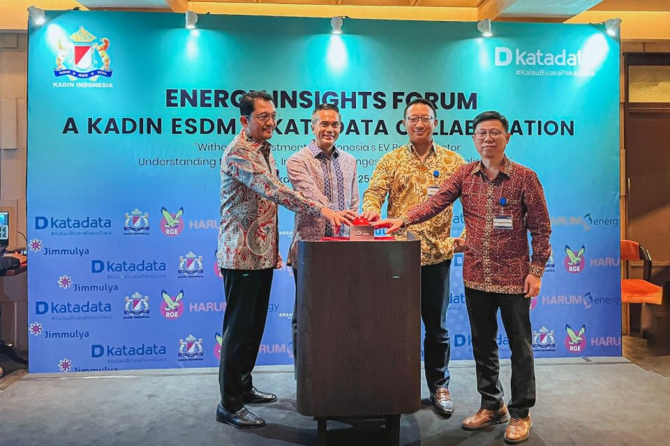 Peluncuran Monthly Bulletin Energy & Mineral Insight Kadin ESDM, Senin (2/6/2025). Kiri ke kanan: Wakil Ketua Umum Koordinator Kadin Bidang Investasi, Hilirisasi, dan Lingkungan Hidup Bobby Gafur Umar, Ketua Umum Kadin Anindya Novyan Bakrie, Wakil Ketua U