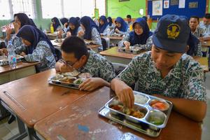 Program MBG dimulai di Padang
