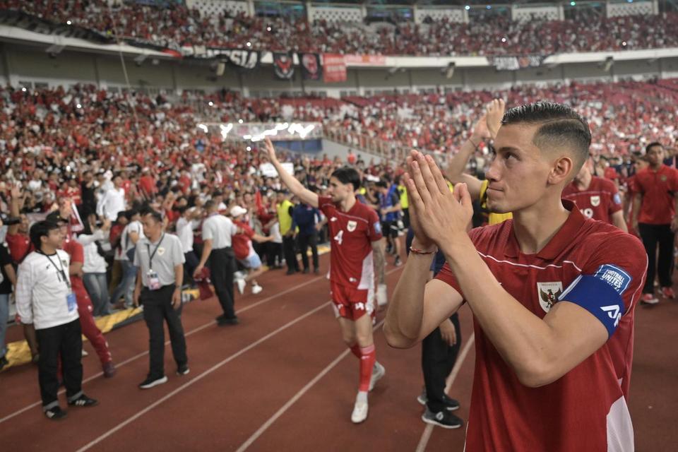Pesepak bola Timnas Indonesia Jays Noah Idzes (kanan) menyapa suporter Indonesia usai pertandingan melawan Timnas China pada laga Kualifikasi Piala Dunia 2026 putaran ketiga Grup C di Stadion Utama Gelora Bung Karno, Jakarta, Kamis (5/6/2025). Timnas Indo