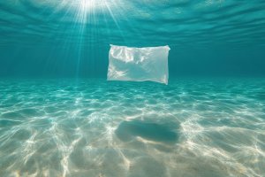 Ilustrasi plastik di laut