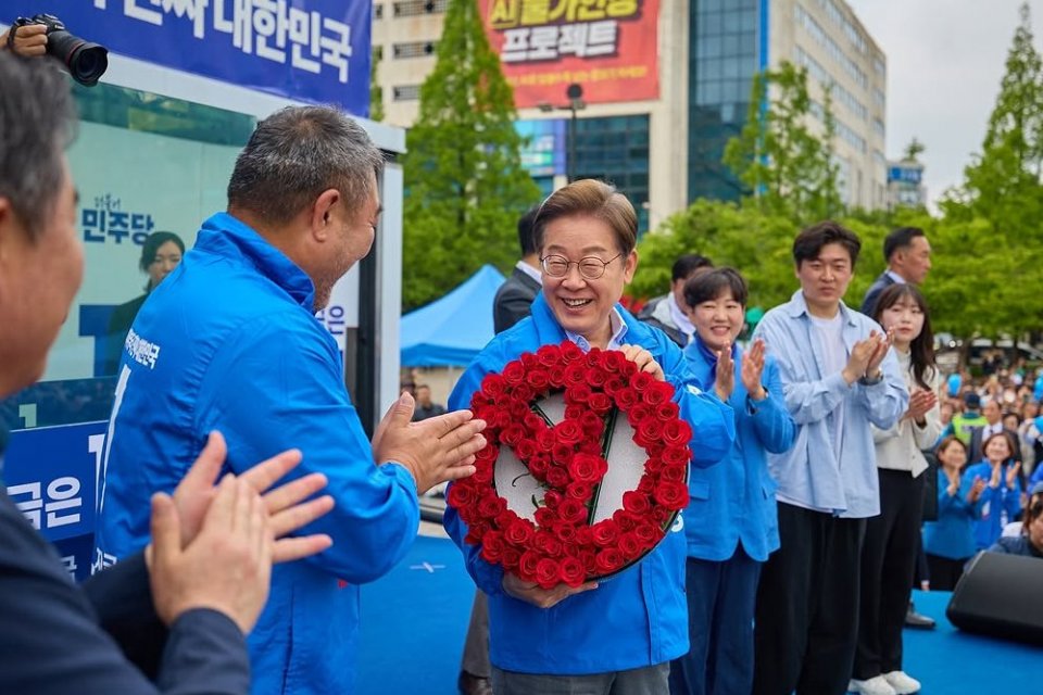 Presiden Korea Selatan Lee Jae-myung (memegang karangan bunga). Foto: Instagram Lee Jae-myung