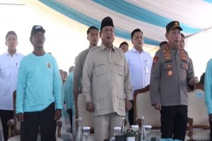 Presiden Prabowo Subianto saat saat panen raya jagung di Kabupaten Bengkayang, Kalimantan Barat, Kamis (5/6). Foto: Youtube/Sekretariat Presiden