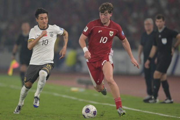 Pesepak bola Timnas Indonesia Ole Lennard Romeny (kanan) menggiring bola dibayangi pesepak bola Timnas China Wei Shihao (kiri) pada pertandingan Kualifikasi Piala Dunia 2026 putaran ketiga Grup C di Stadion Utama Gelora Bung Karno, Jakarta, Kamis (5/6/202
