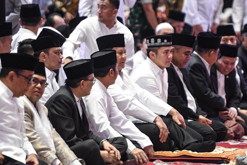 Presiden Prabowo Subianto (kelima kiri) didampingi Sekretaris Kabinet Teddy Indra Wijaya (keenam kiri) dan Sekjen Partai Gerakan Indonesia Raya (Gerindra) Ahmad Muzani (ketujuh kiri) bersiap mengikuti shalat Idul Adha 1446 H di Masjid Istiqlal, Jakarta, J