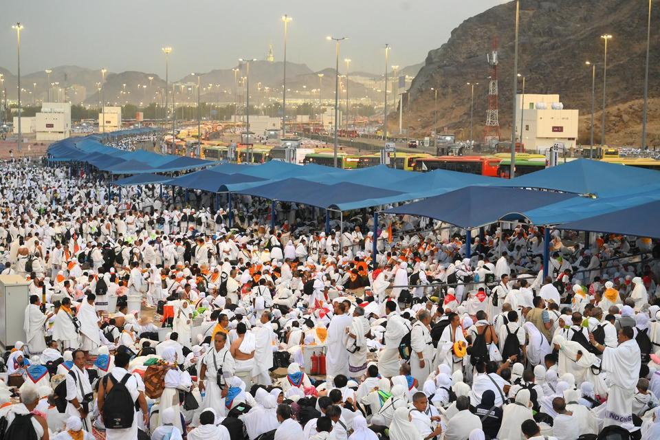 Jamaah haji Indonesia memadati area mabit di Muzdalifah, Makkah, Arab Saudi, Jumat (6/6/2025). 