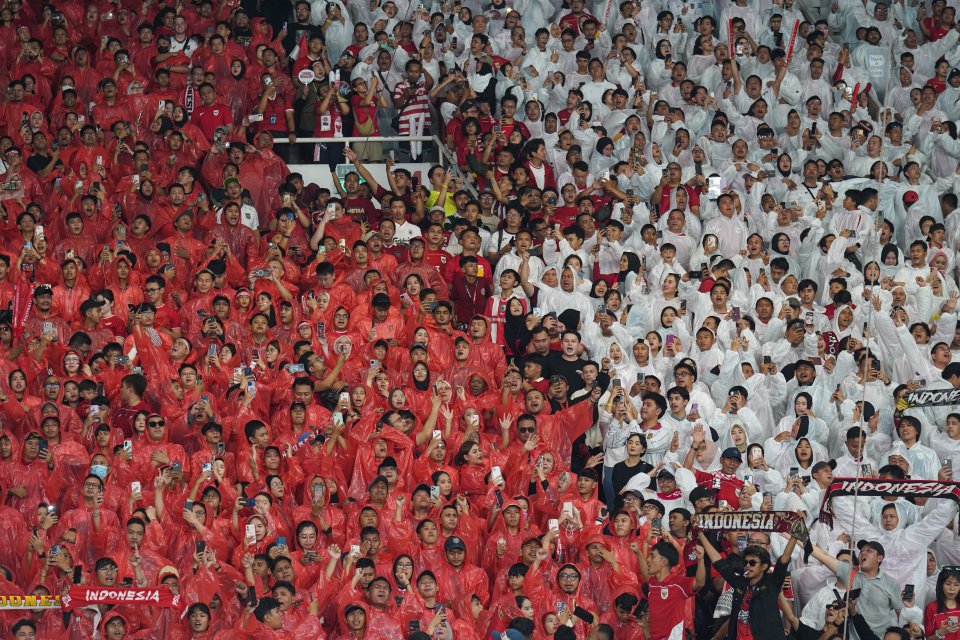 Suporter Timnas Indonesia melakukan koreografi sebelum pertandingan Grup C Putaran Ketiga Kualifikasi Piala Dunia 2026 Zona Asia antara Timnas Indonesia melawan China di Stadion Utama Gelora Bung Karno, Jakarta, Rabu (5/6/2025). Pada laga tersebut Indones
