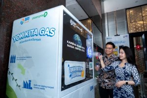 Penyetoran botol plastik ke mesin RVM BRI jadi bagian dari komitmen pengelolaan sampah berkelanjutan.