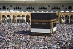 Jamaah haji menunaikan Tawaf Ifadah