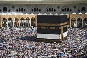 Jamaah haji menunaikan Tawaf Ifadah