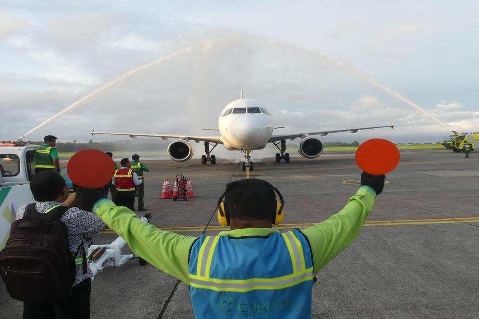 Petugas mengarahkan pesawat Pelita Air untuk parkir di Bandara Pattimura Ambon, Selasa (10/6/2025).