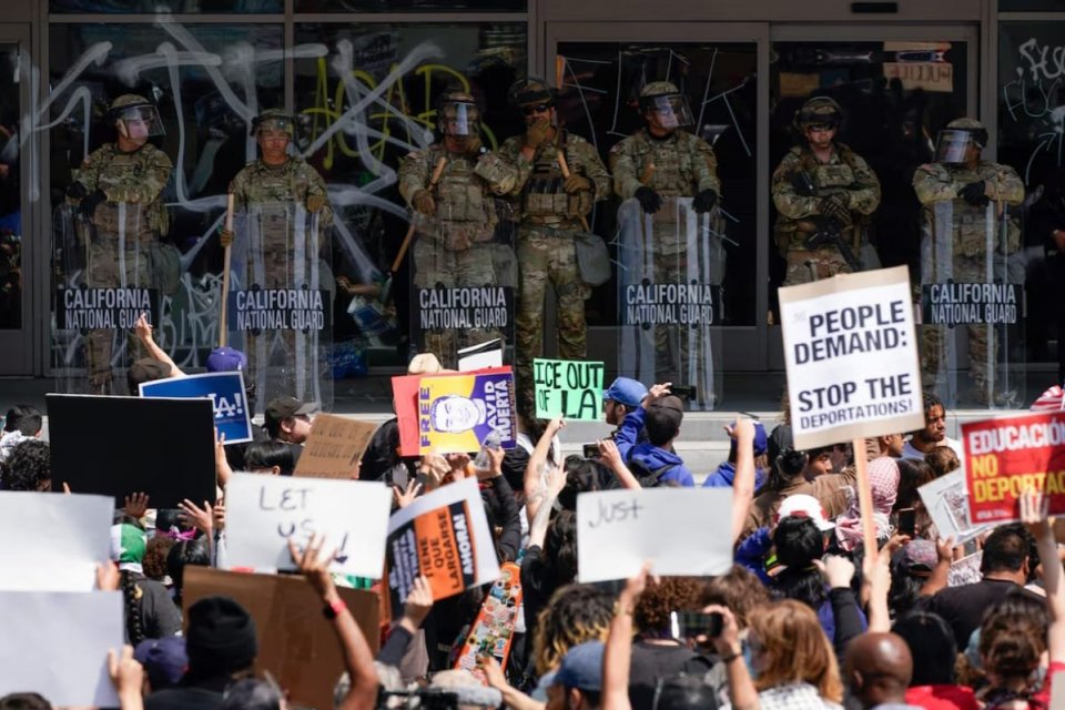 Warga berdemo di Los Angeles, California, Minggu (10/6).