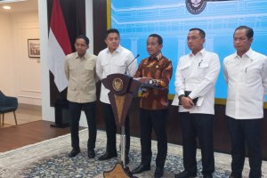 Konferensi pers pencabutan izin tambang nikel di Raja Ampat. 