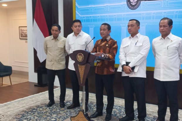 Menteri ESDM Bahlil Lahadalia (tengah) pada konferensi pers pencabutan izin tambang nikel di Raja Ampat.