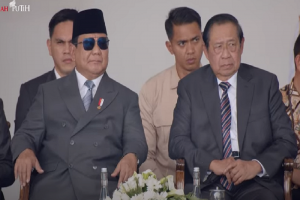 Presiden Prabowo Subianto bersama Presiden ke-6 Susilo Bambang Yudhoyono di Universitas Pertahanan.