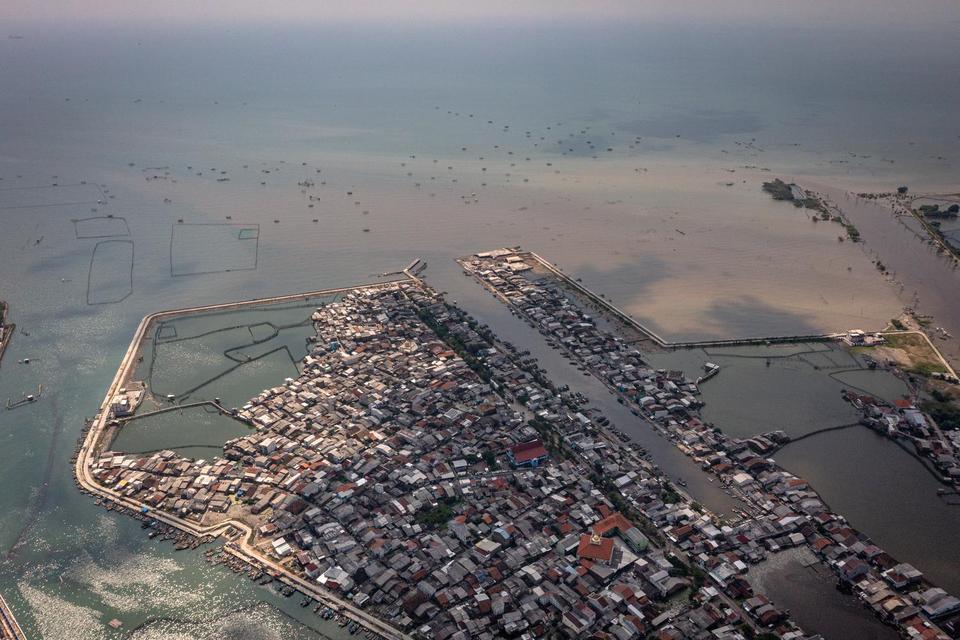 Foto udara permukiman nelayan yang dilindungi tanggul laut di Kawasan Kampung Bahari Tambaklorok, Tanjung Mas, Semarang, Jawa Tengah, Kamis (12/11/2025). Pemerintah berencana membangun tanggul laut raksasa (Giant Sea Wall) di pantai utara Pulau Jawa sepan