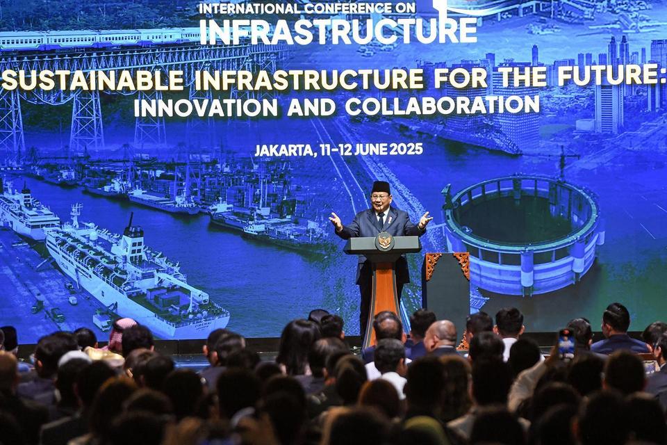 Presiden Prabowo Subianto menyampaikan paparannya pada International Conference on Infrastructure (ICI) 2025 di JICC, Senayan, Jakarta, Kamis (12/6/2025). Presiden Prabowo menekankan urgensi pengelolaan kekayaan tanah air untuk kesejahteraan masyarakat.