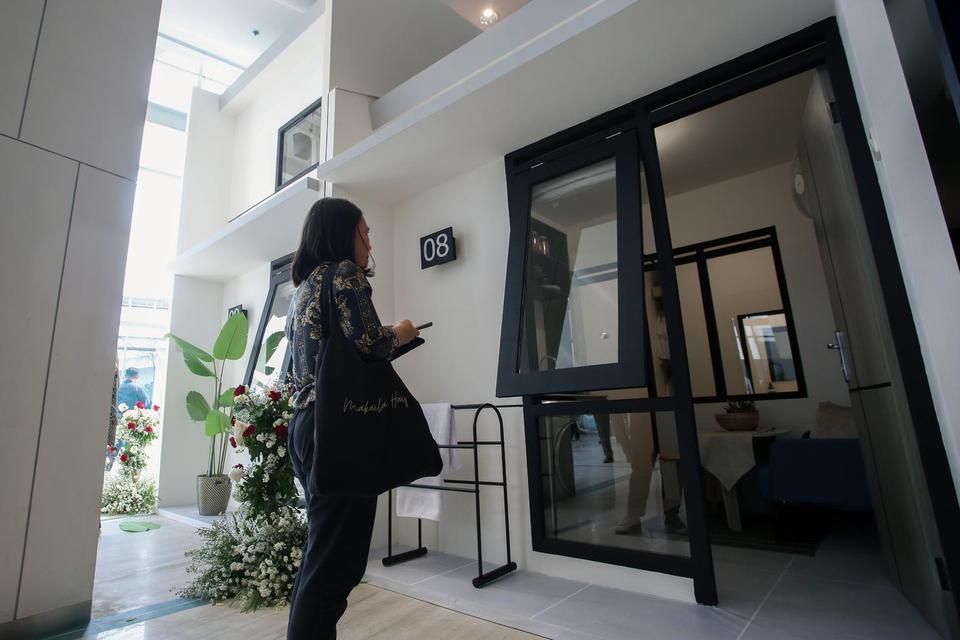 Pengunjung melihat contoh desain (mock up) rumah subsidi dengan luas 14 meter persegi di Jakarta, Kamis (12/6/2025). Kementerian Perumahan dan Kawasan Pemukiman (PKP) bekerja sama dengan Lippo Group memperkenalkan mock up rumah bersubsidi berukuran 14 met
