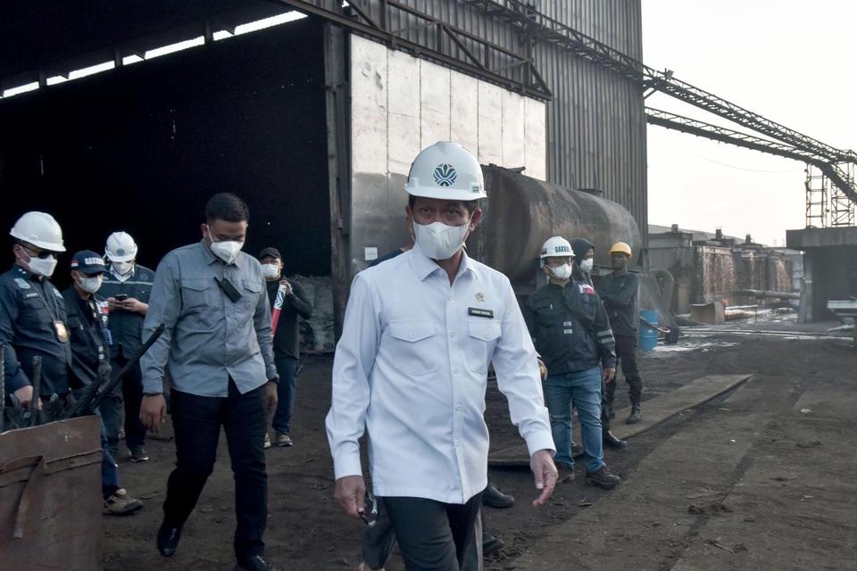 Menteri Lingkungan Hidup/Kepala Badan Pengendalian Lingkungan Hidup Hanif Faisol Nurofiq (tengah) meninjau Pabrik PT Wan Bao Long Steel saat inspeksi mendadak di Kedungwaringin, Kabupaten Bekasi, Jawa Barat, Kamis (12/6/2025). Kementerian Lingkungan Hidu
