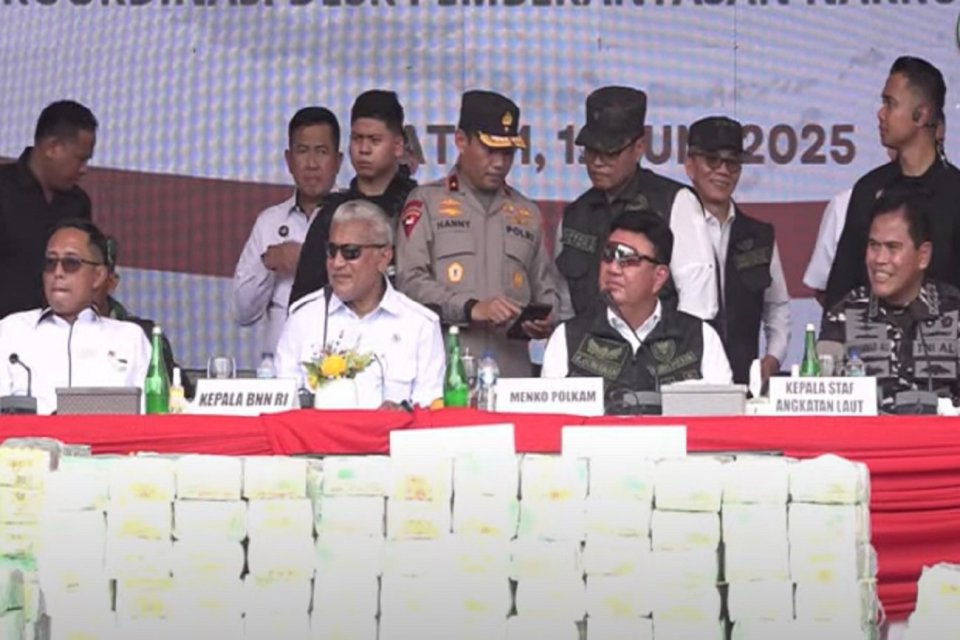 Kepala BNN Komjen Pol Marthinus Hukom, Menteri Koordinator Bidang Politik dan Keamanan Budi Gunawan, dan Kepala Staf Angkatan Alut Laksamana TNI Muhammad Ali menyaksikan pemusnahan sabu seberat 2 kilogram di Batam, Kamis (12/6). Foto: Youtube/BNN