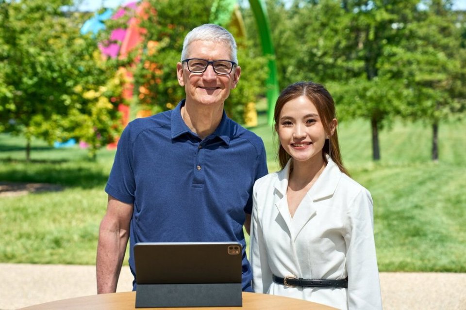 Mahasiswi Indonesia, Sherly Pangestu, Bersama CEO Apple, Tim Cook.