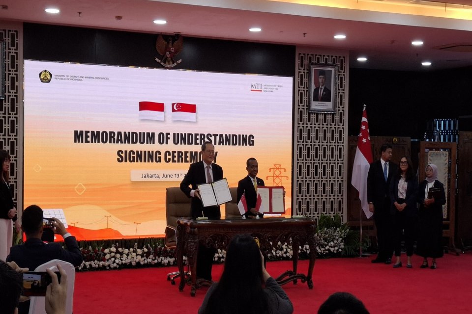 Menteri Energi dan Sumber Daya Mineral (ESDM) Bahlil Lahadalia dan Menteri Tenaga Kerja dan Menteri Kedua Bidang Perdagangan dan Industri Singapura, Tan See Leng menandatangani kerja sama listrik Indonesia-Singapura di Jakarta, jumat (13/6).