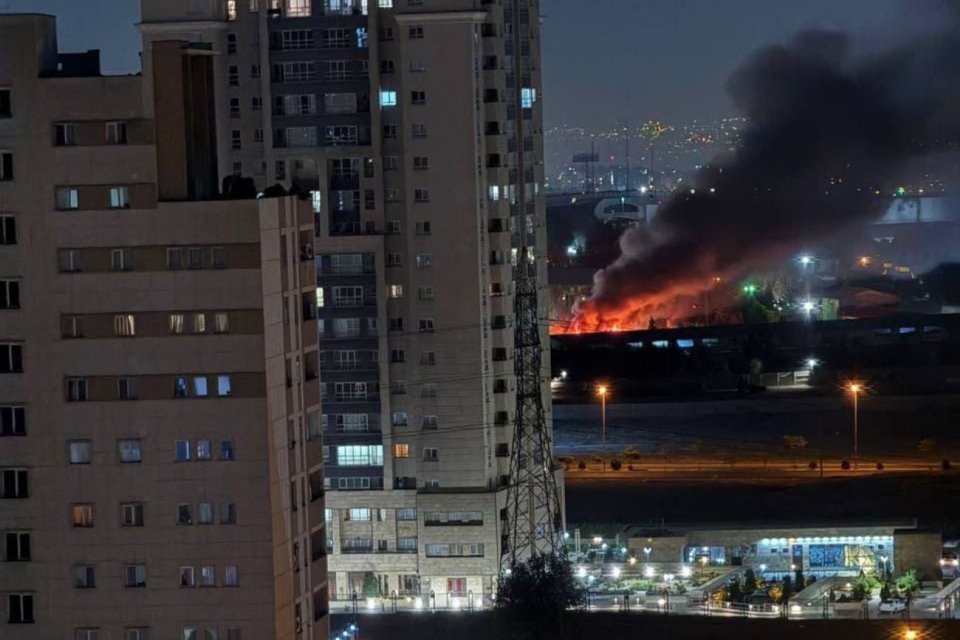 Kepulan asap terlihat di beberapa sisi Kota Tehran, Iran setelah Israel meluncurkan serangan pendahuluan pada Jumat (13/6) dinihari.