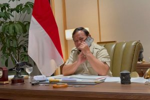 Presiden Prabowo Subianto saat menerima telepon dari Presiden Donald Trump.
