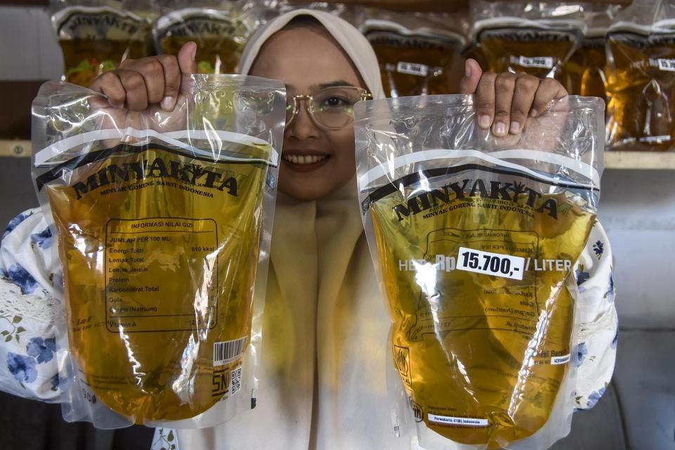 Pedagang memperlihatkan kemasan minyak goreng rakyat (MGR) atau Minyakkita di Pasar Manis, Kabupaten Ciamis, Jawa Barat, Senin (16/6/2025). Badan Pusat Statistik (BPS) mencatat sebanyak 432 kabupaten/kota mengalami kenaikan harga minyak goreng kemasan sed