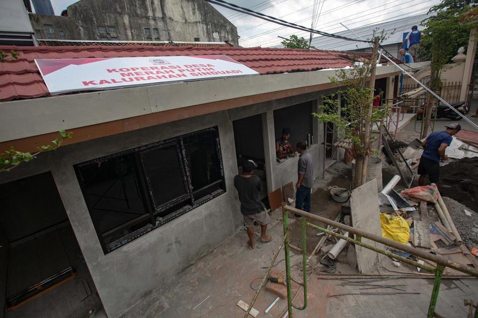 Pekerja menyelesaikan pembangunan Gerai Koperasi Desa Merah Putih di Kalurahan Sinduadi, Mlati, Sleman, D.I Yogyakarta, Selasa (17/6/2025). Kementerian Koperasi mencatat target pembentukan 80 ribu Koperasi Desa/Kelurahan Merah Putih (Kopdes/Kel) telah ter