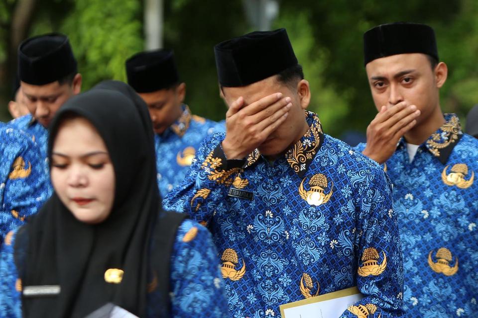 Sejumlah Calon Pegawai Negeri Sipil (CPNS) berdoa seusai menerima Surat Keputusan Calon Pegawai Negeri Sipil (SK CPNS) di Banda Aceh, Aceh, Selasa (17/6/2025). Sebanyak 618 CPNS formasi tahun 2024 menerima SK pengangkatan CPNS yang nantinya bertugas di