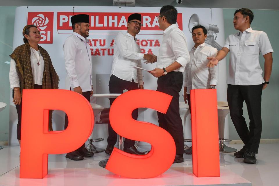 Kader Partai Solidaritas Indonesia (PSI) Ronald A Sinaga (ketiga kanan) menjabat tangan Ketua Steering Committee (SC) Kongres PSI Andy Budiman (ketiga kanan) disaksikan Sekretaris SC Kongres PSI Benediktus Papa (kedua kanan), anggota SC Kongres PSI, anggo