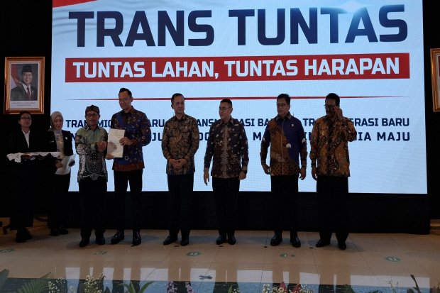 AHY serahkan SHM transmigran
