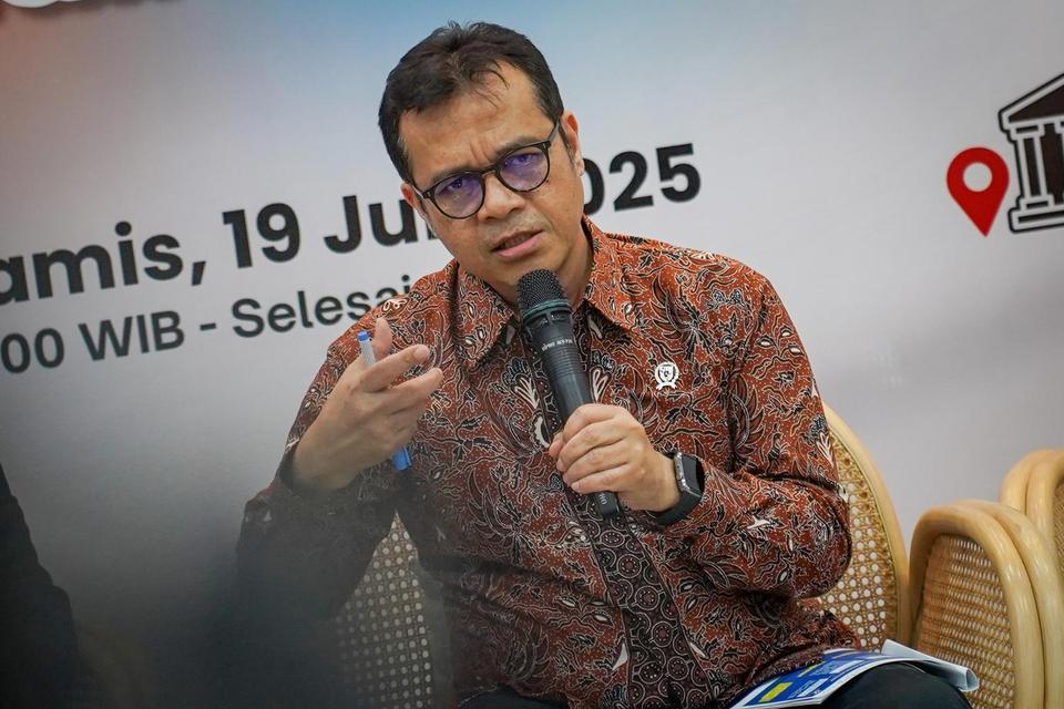 Wakil Menteri Komunikasi dan Digital (Wamenkomdigi) Nezar Patria memberikan keterangan dalam acara FP Talks Forum Pemred di Antara Heritage Center, Jakarta, Kamis (19/6/2025).
