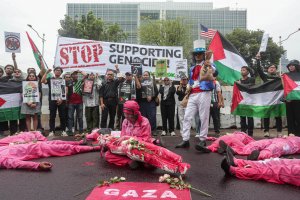 Aksi Damai Greenpeace Indonesia: Stop Perang dan Wujudkan Perdamaian di Palestina (Foto: Katadata/Fauza Syahputra)