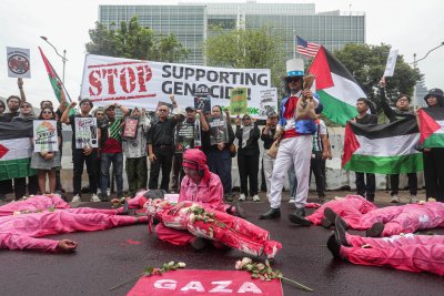 Aksi Damai Greenpeace Indonesia: Stop Perang dan Wujudkan Perdamaian di Palestina (Foto: Katadata/Fauza Syahputra)