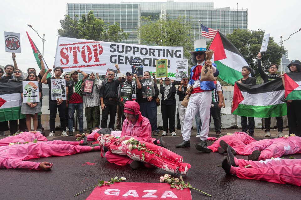 Aksi Damai Greenpeace Indonesia: Stop Perang dan Wujudkan Perdamaian di Palestina (Foto: Katadata/Fauza Syahputra)