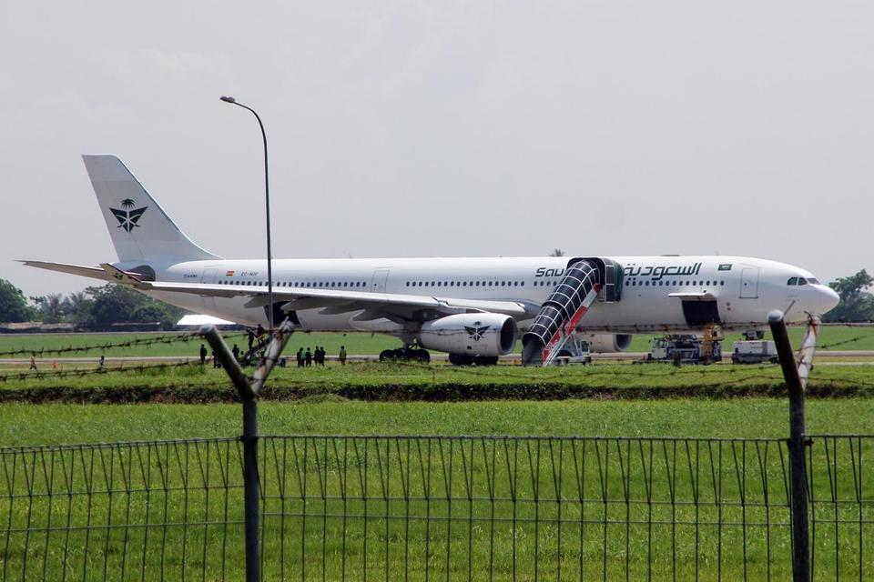 Petugas melakukan pemeriksaan pesawat Saudia Airlines nomor penerbangan SV-5688 di landasan usai mendarat darurat di Bandara Internasional Kualanamu, Kabupaten Deli Serdang, Sumatera Utara, Sabtu (21/6/2025). Pesawat Saudia yang berangkat dari Jeddah tuju