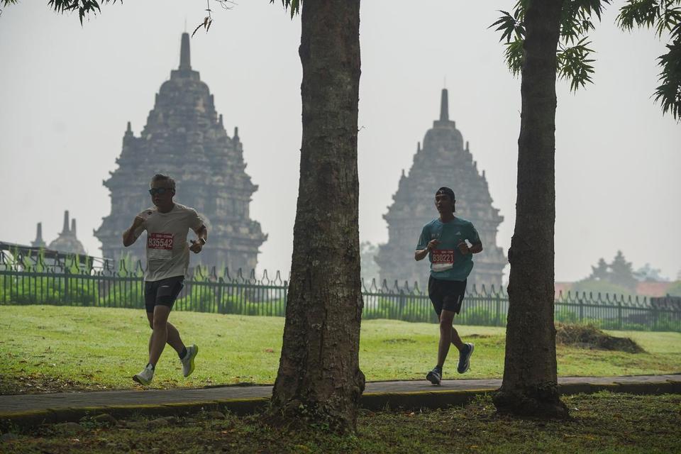 Sejumlah peserta melintasi kawasan Candi Sewu saat Mandiri Jogja Marathon 2025 di Prambanan, Klaten, Jawa Tengah, Minggu (22/6/2025). Lomba lari yang diikuti 9.200 peserta dari 17 negara dengan kategori Marathon, Half Marathon, 10K dan 5K tersebut sebagai
