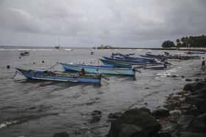 Peringatan untuk tidak melaut karena cuaca buruk