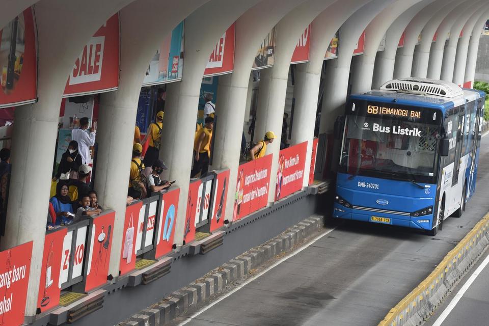 Sejumlah penumpang menunggu kedatangan bus TransJakarta di Halte Dukuh Atas, Jakarta, Minggu (22/6/2025). Pemerintah Provinsi DKI Jakarta menetapkan tarif khusus sebesar Rp1 untuk layanan angkutan umum MRT, LRT Jakarta, dan Transjakarta di HUT Ke-498 Kota