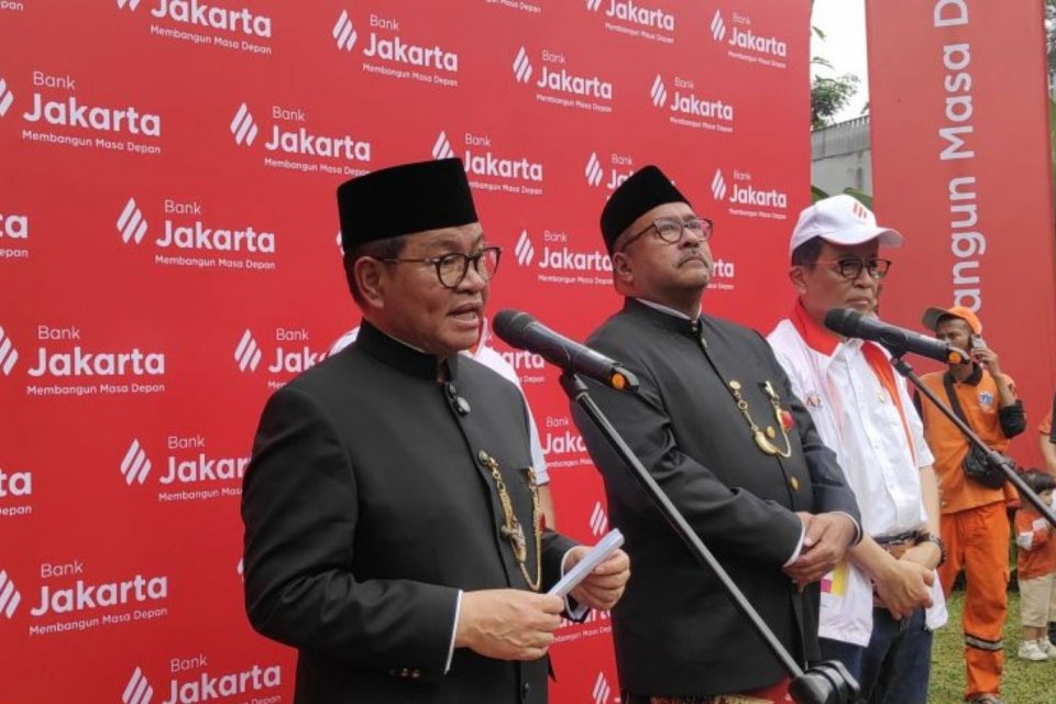 Gubernur DKI Jakarta Pramono Anung Wibowo saat peluncuran nama dan logo Bank Jakarta di Taman Literasi Martha Christina Tiahahu, Blok M, Jakarta Selatan, Minggu (22/6/2025).