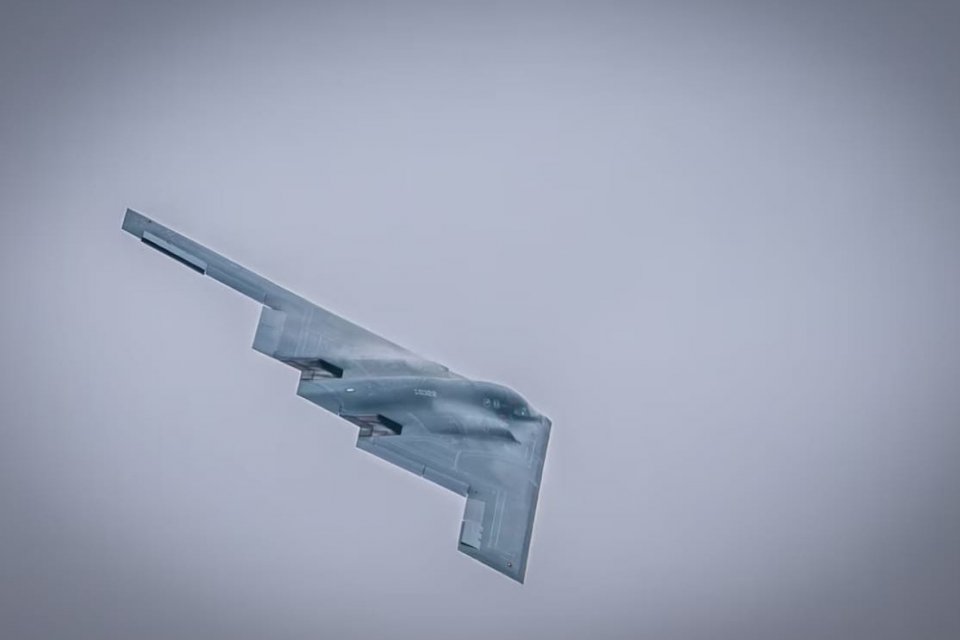 Pesawat pengebom B-2 Spirit Angkatan Udara AS, yang ditugaskan ke Wing Bom ke-509 dari Pangkalan Angkatan Udara Whiteman, Missouri, melakukan penerbangan lintas udara selama Pertunjukan Udara Speed ??of Sound, di Pangkalan Garda Nasional Udara Rosecrans d